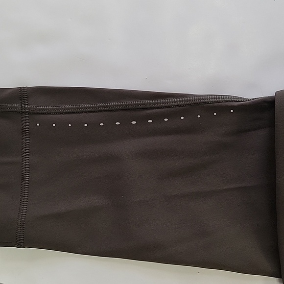 Lululemon army green pocket capri sz 4 - Picture 4 of 5